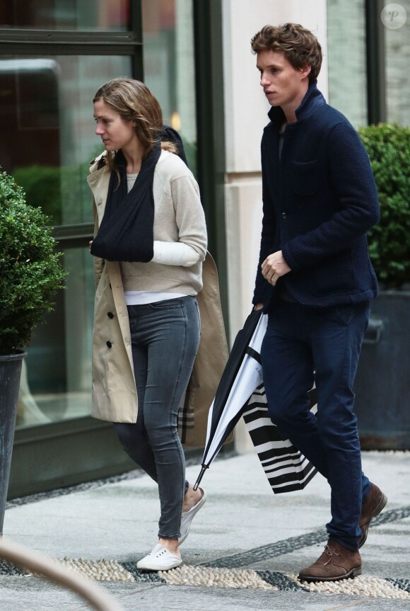Eddie Redmayne et sa femme Hannah Bagshawe devant leur hôtel à New York, le 1er juin 2015.