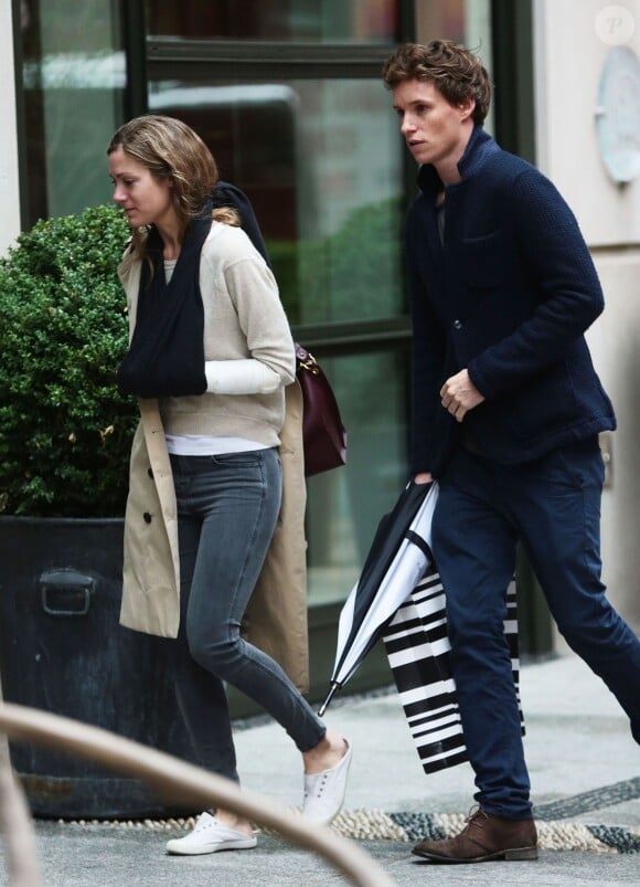 Eddie Redmayne et sa femme Hannah Bagshawe devant leur hôtel à New York, le 1er juin 2015.