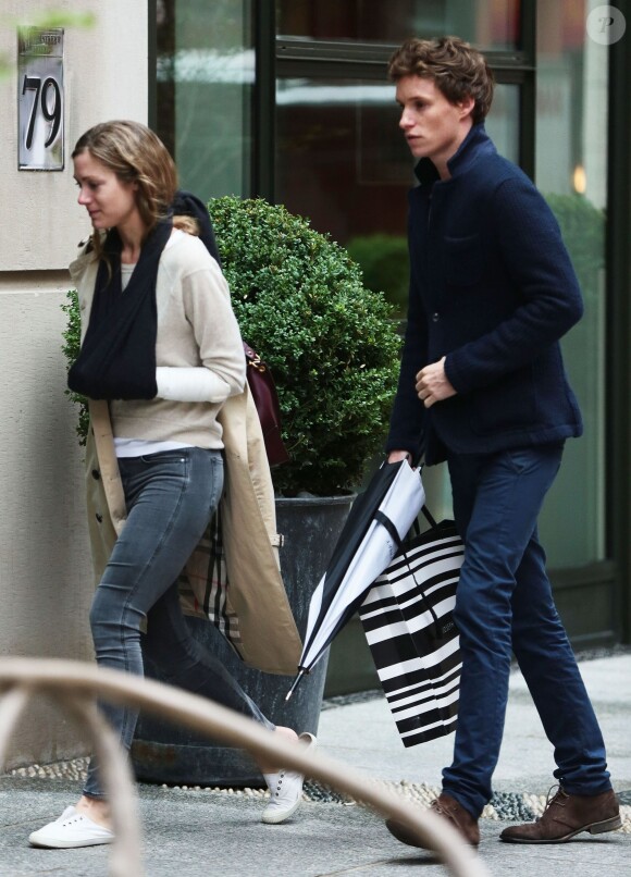 Eddie Redmayne et sa femme Hannah Bagshawe devant leur hôtel à New York, le 1er juin 2015.
