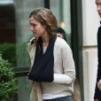 Eddie Redmayne et sa femme Hannah Bagshawe, le bras en écharpe, devant leur hôtel à New York, le 1er juin 2015.