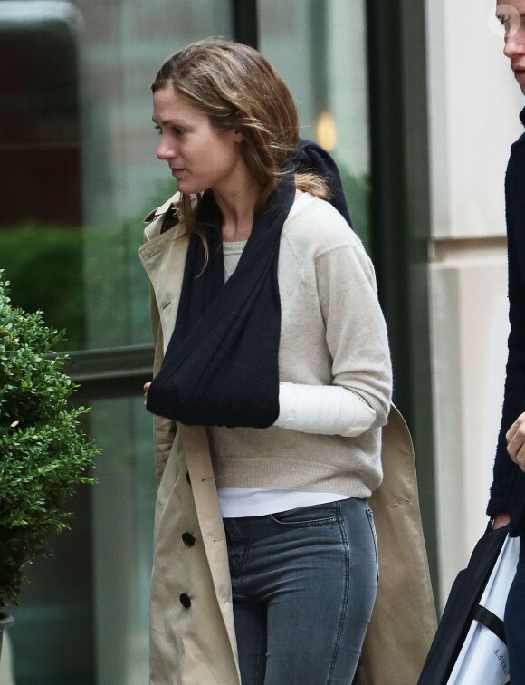 Eddie Redmayne et sa femme Hannah Bagshawe, le bras en écharpe, devant leur hôtel à New York, le 1er juin 2015.