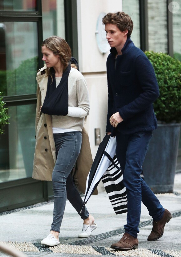 Eddie Redmayne et sa femme Hannah Bagshawe devant leur hôtel à New York, le 1er juin 2015.