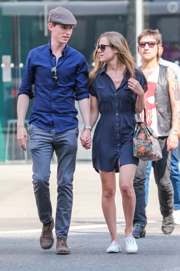 Eddie Redmayne et sa femme Hannah Bagshawe se promènent main dans la main dans les rues de New York, le 5 mai 2015.