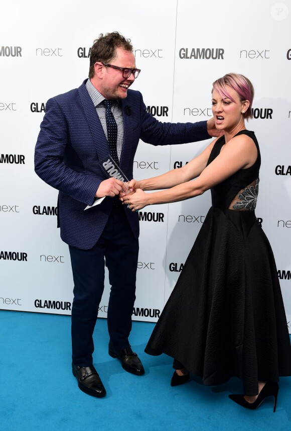 Le présentateur télé Alan Carr et Kaley Cuoco-Sweeting, actrice de comédie de l'année, lors des Glamour Women of the Year Awards 2015 aux Berkeley Square Gardens. Londres, le 2 juin 2015.
