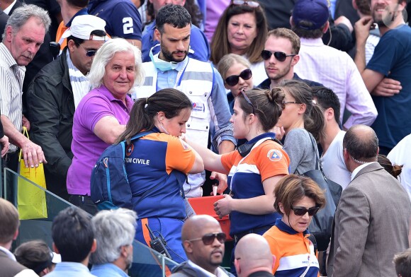 Un panneau métallique s'est décroché mardi après-midi, lors du match des Internationaux de France de Roland-Garros opposant Tsonga à Nishokori, blessant trois spectateurs à Paris le 2 juin 2015. Le match a été interrompu durant un peu plus de trente minutes afin de sécuriser la zone. 