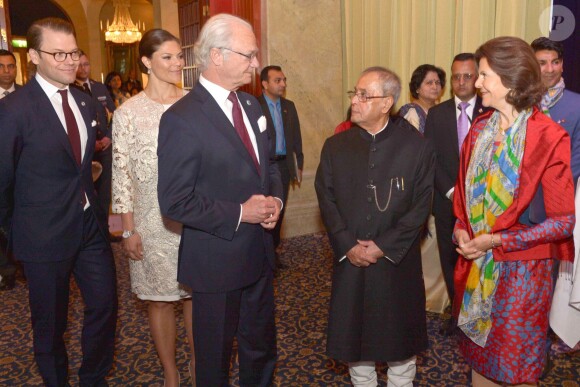 Le roi Carl XVI Gustaf de Suède, la reine Silvia de Suède, la princesse Victoria de Suède et le prince Daniel de Suède, le 1er juin 2015, avec le président indien Shri Pranab Mukherjee en visite à Stockholm.