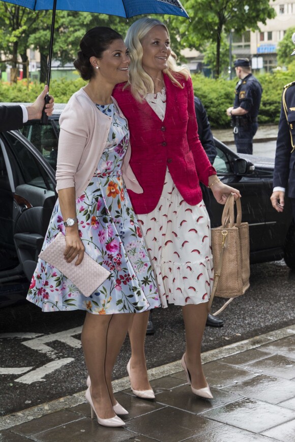 La princesse Victoria de Suède et la princesse Mette-Marit de Norvège au Eat Forum à Stockholm le 1er juin 2015