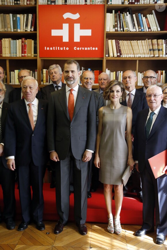 Le roi Felipe VI et la reine Letizia d'Espagne visitaient l'Institut Cervantes de Paris et sa bibliothèque le 4 juin 2015, au dernier jour de leur visite d'Etat en France.