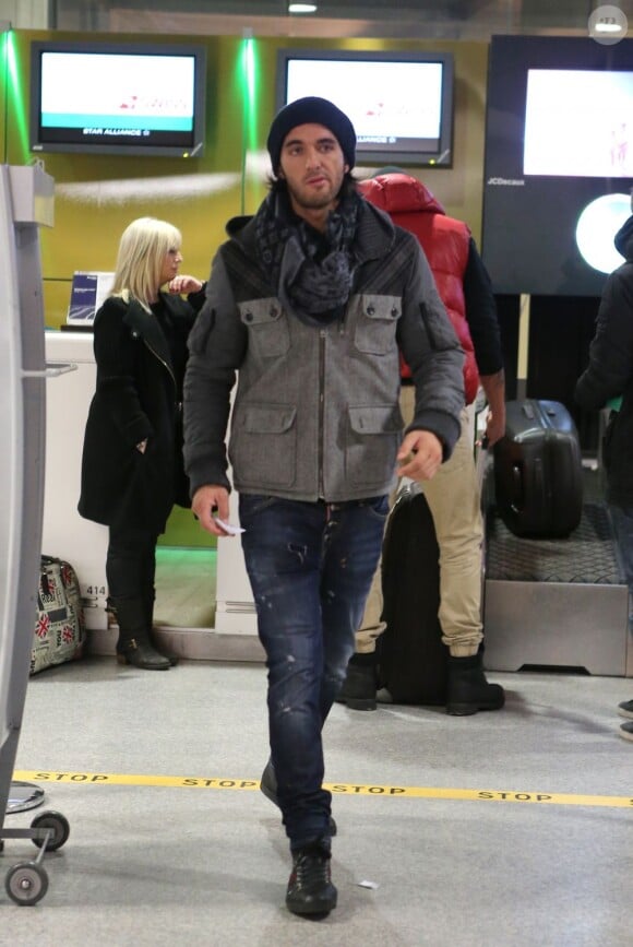 Thomas à l'aéroport à Roissy Charles de Gaulle le 13 janvier 2013 pour participer à la saison 5 des Anges de la télé-réalite à Miami.