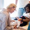 La princesse Charlene de Monaco était le 1er juin 2015 en visite à la maternité du centre hospitalier Princesse Grace pour féliciter, à l'occasion de la Fête des Mères, six jeunes mamans et leur offrir une médaille pour leurs bébés. Elle a également rencontré des membres de la Croix-Rouge monégasque.