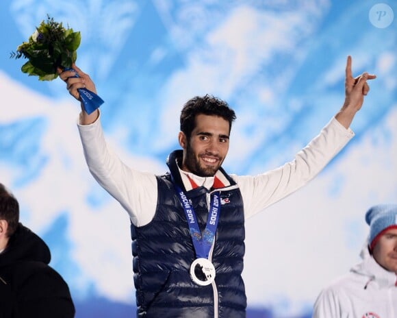 Martin Fourcade et sa médaille d'argent après sa seconde place décrochée sur le 15 km mass start aux Jeux olympiques de Sotchi, le 18 février 2014