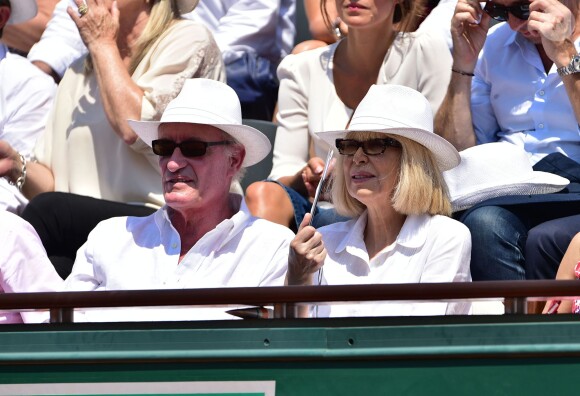 Mireille Darc et son mari Pascal Desprez - Tournoi de Roland-Garros à Paris, le 5 juin 2015.