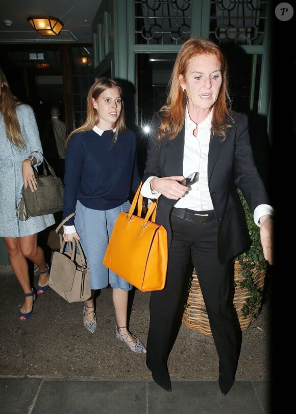 Beatrice d'York et sa mère Sarah Ferguson dînent ensemble dans le quartier de Chelsea à Londres, le 3 juin 2015.