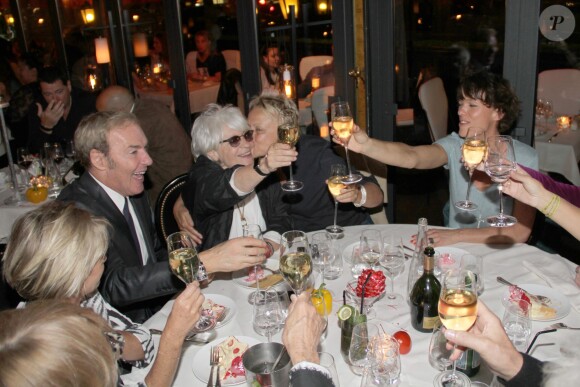 Exclusif - Sophie Davant, Tony Gomez, Catherine Lara, Muriel Robin et Anne Le Nen, lors du 70e anniversaire de Catherine Lara au Fouquet's à Paris le 30 mai 2015.