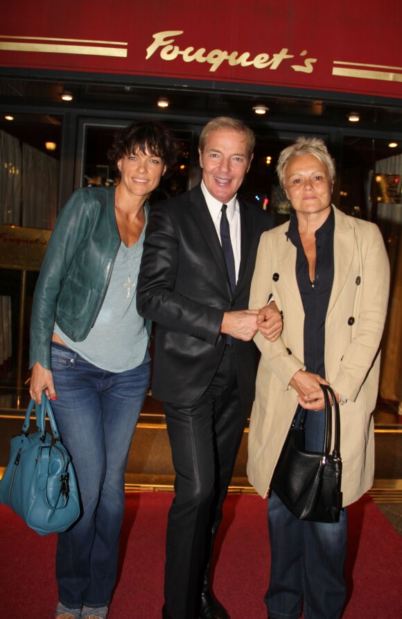 Exclusif - Muriel Robin avec sa compagne Anne Le Nen et Tony Gomez, lors du 70e anniversaire de Catherine Lara au Fouquet's à Paris le 30 mai 2015.