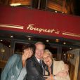  Exclusif - Muriel Robin avec sa compagne Anne Le Nen et Tony Gomez, lors du 70e anniversaire de Catherine Lara au Fouquet's à Paris le 30 mai 2015. 
