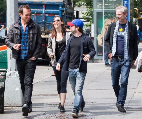 Daniel Radcliffe et sa compagne Erin Darke se promènent avec Will Arnett à New York, le 5 juin 2015.