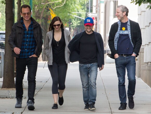 Daniel Radcliffe et sa compagne Erin Darke se promènent avec Will Arnett à New York, le 5 juin 2015.