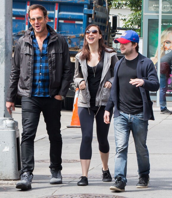 Daniel Radcliffe et sa compagne Erin Darke se promènent avec Will Arnett à New York, le 5 juin 2015.