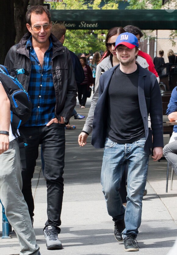 Daniel Radcliffe et sa compagne Erin Darke se promènent avec Will Arnett à New York, le 5 juin 2015.