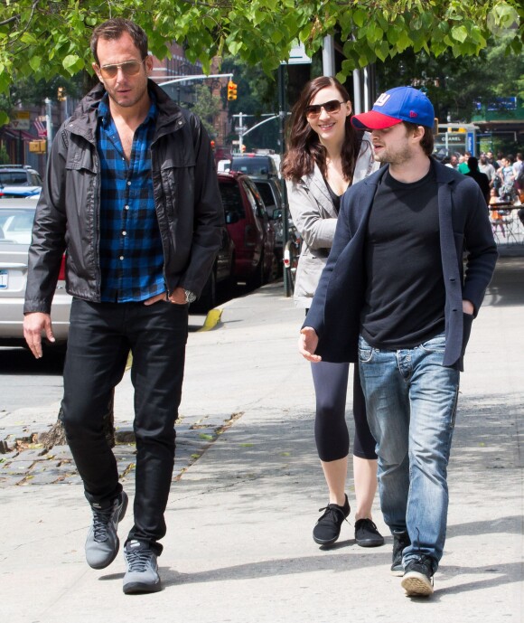 Daniel Radcliffe et sa compagne Erin Darke se promènent avec Will Arnett à New York, le 5 juin 2015.
