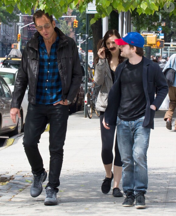 Daniel Radcliffe et sa compagne Erin Darke se promènent avec Will Arnett à New York, le 5 juin 2015.