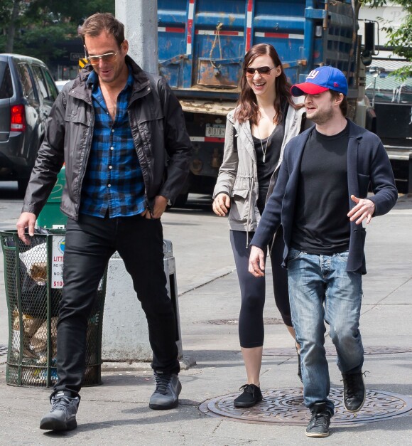 Daniel Radcliffe et sa compagne Erin Darke se promènent avec Will Arnett à New York, le 5 juin 2015.