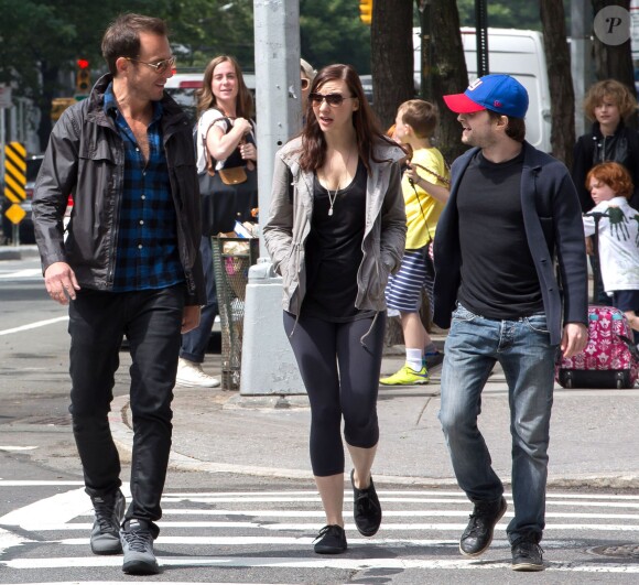 Daniel Radcliffe et sa compagne Erin Darke se promènent avec Will Arnett à New York, le 5 juin 2015.