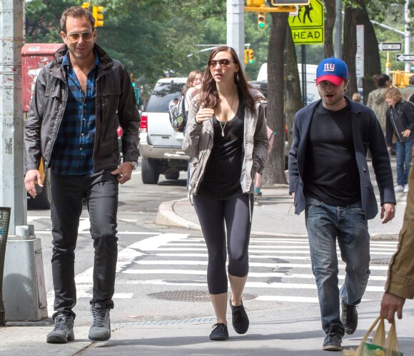Daniel Radcliffe et sa petite-amie Erin Darke se promènent avec Will Arnett à New York, le 5 juin 2015.