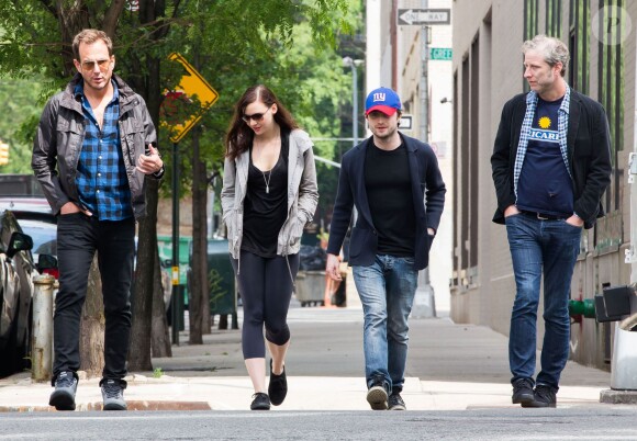 Daniel Radcliffe et sa compagne Erin Darke se promènent avec Will Arnett à New York, le 5 juin 2015.