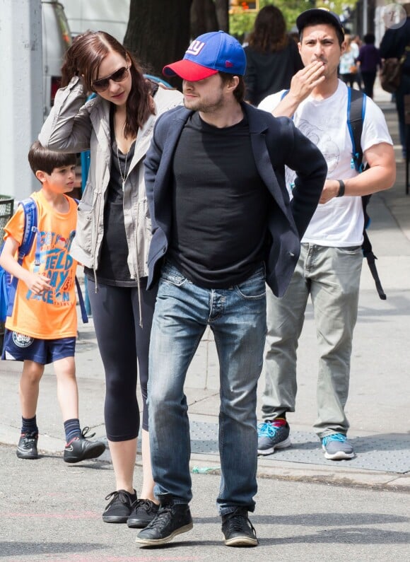 Daniel Radcliffe et sa compagne Erin Darke se promènent à New York, le 5 juin 2015.