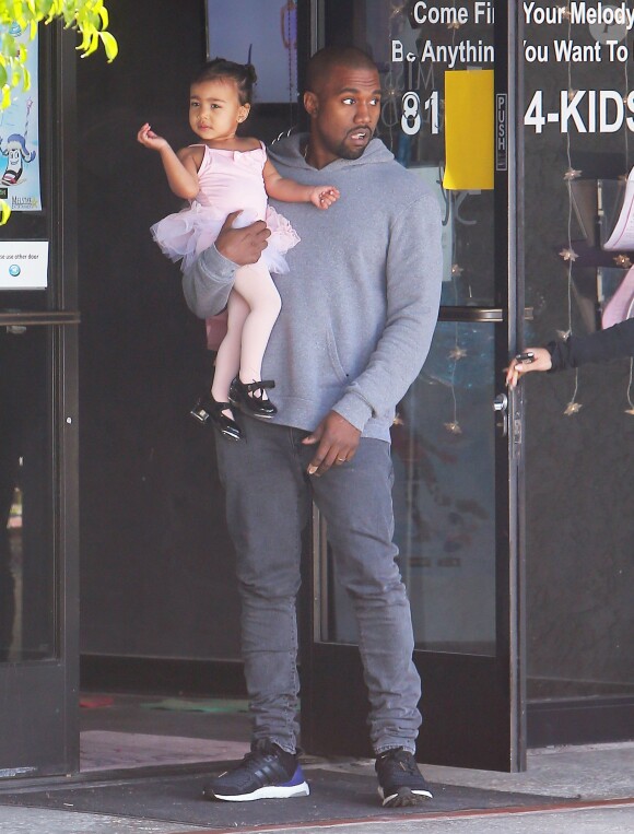 Kim Kardashian et sa fille North aux studios Miss Melodee à Tarzana, le 19 mars 2015.