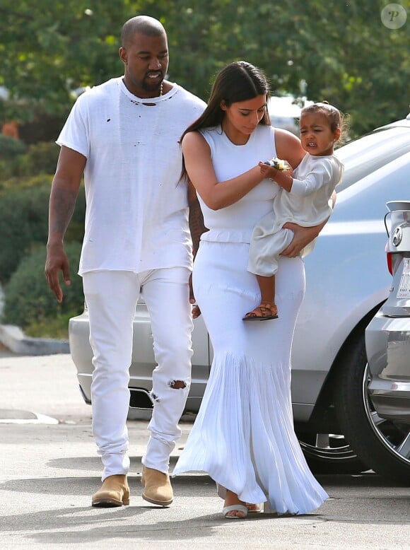 Kanye West, Kim Kardashian et leur fille North se rendent à une messe de Pâques à Calabasas. Le 5 avril 2015.