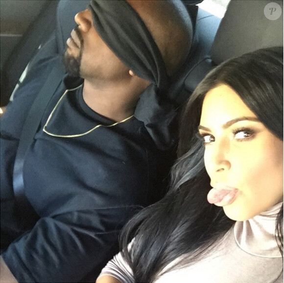 Kanye West, les yeux bandés, se rend au Staples Center avec son épouse Kim Kardashian pour sa fête d'anniversaire surprise. Los Angeles, le 8 juin 2015.