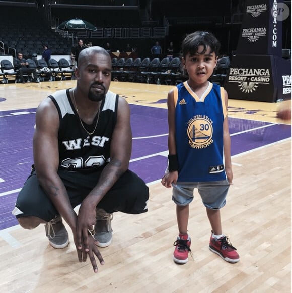 Kanye West et Jerry Manuel III, fils de Jerry Lorenzo, au Staples Center à Los Angeles. Le 8 juin 2015.
