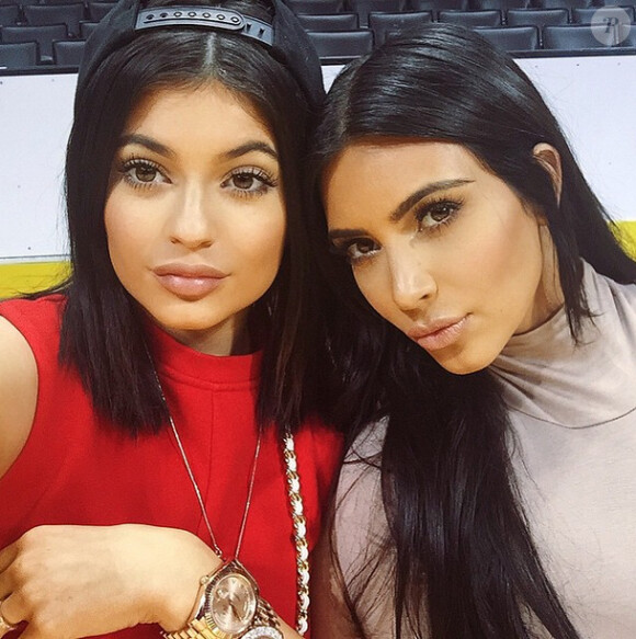 Kylie Jenner et Kim Kardashian assistent à la fête d'anniversaire de Kanye West au Staples Center. Los Angeles, le 8 juin 2015.