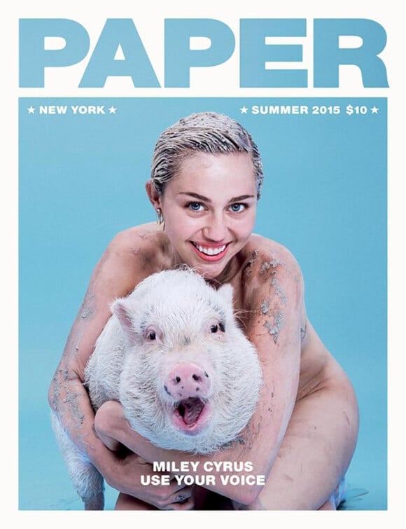 Miley Cyrus se retrouve, une fois de plus, entierement nue avec son cochon de compagnie sur la couverture du magazine Paper, edition de l'été 2015.