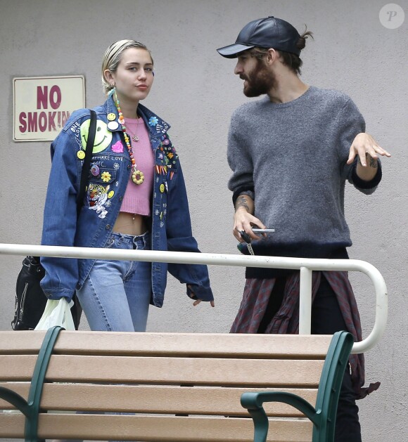 Exclusif - Miley Cyrus a déjeuné avec un ami au Studio City Los Angeles, le 09 mai 2015