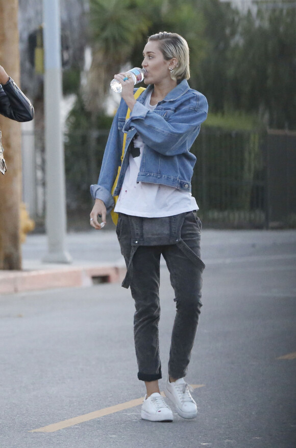 Miley Cyrus dans les rues de West Hollywood, Los Angeles, le 6 juin 2015