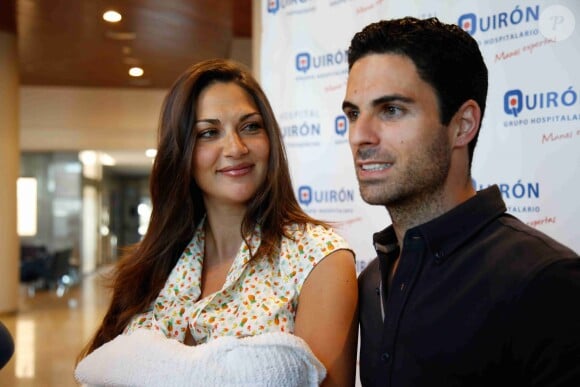 Le footballeur Mikel Arteta et sa femme Lorena Bernal, ex-Miss Espagne, présentent leur bébé Oliver à Majorque, le 7 juin 2015.