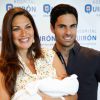 Mikel Arteta et sa femme Lorena Bernal, ex-Miss Espagne, présentent leur bébé Oliver à Majorque, le 7 juin 2015.