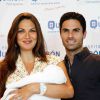 Mikel Arteta et sa femme Lorena Bernal, ex-Miss Espagne, présentent leur bébé Oliver à Majorque, le 7 juin 2015.