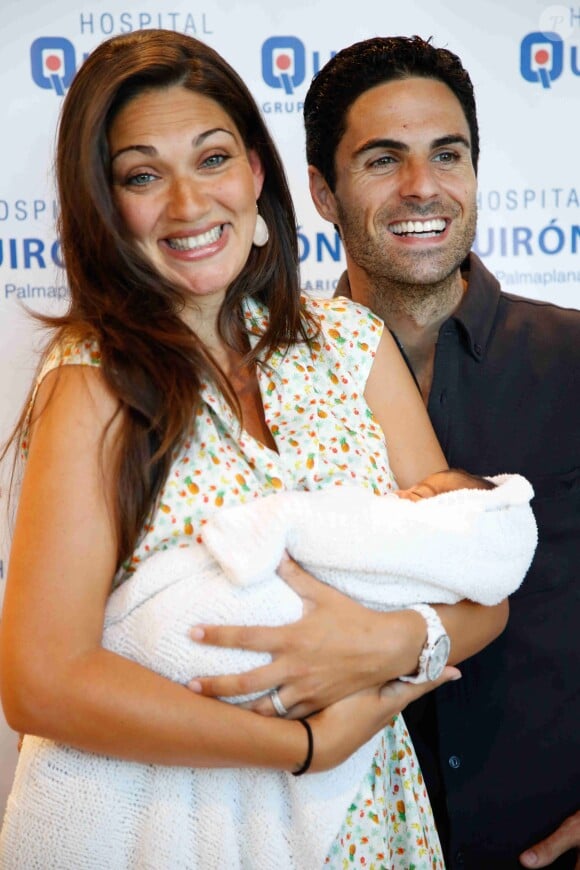 Mikel Arteta et son épouse Lorena Bernal, ex-Miss Espagne, présentent leur bébé Oliver à Majorque, le 7 juin 2015.