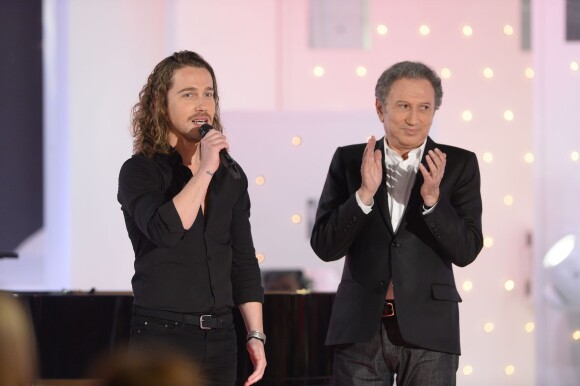 Julien Doré et Michel Drucker lors de l'enregistrement de l'émission Vivement Dimanche à Paris le 20 mai 2015 (diffusé le dimanche 14 juin 2015 sur France 2).