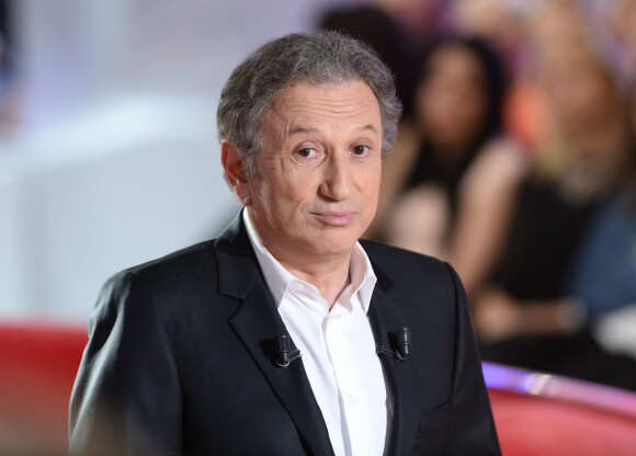 Michel Drucker lors de l'enregistrement de l'émission Vivement Dimanche à Paris le 20 mai 2015 (diffusé le dimanche 14 juin 2015 sur France 2).