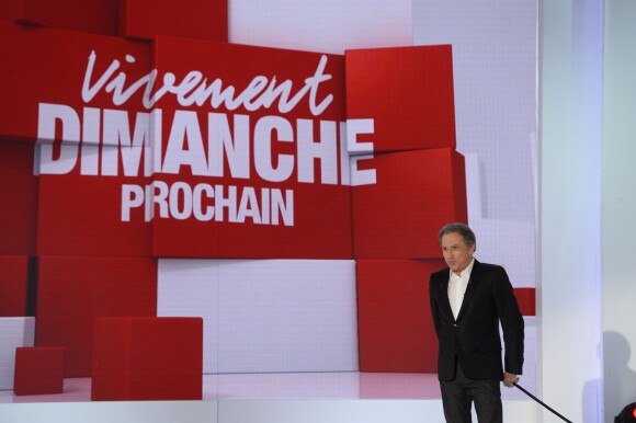 Michel Drucker et son chien lors de l'enregistrement de l'émission Vivement Dimanche à Paris le 20 mai 2015 (diffusé le dimanche 14 juin 2015 sur France 2).