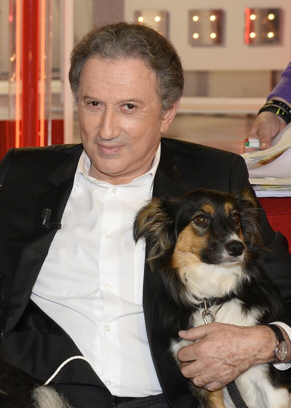 Michel Drucker avec sa chienne Isia lors de l'enregistrement de l'émission Vivement Dimanche à Paris le 20 mai 2015 (diffusé le dimanche 14 juin 2015 sur France 2).
