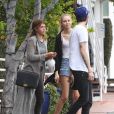  Sofia Richie (la petite soeur de Nicole Richie) et son petit-ami Jake Andrews sont all&eacute;s d&eacute;jeuner avec des amis chez Fred Segal &agrave; West Hollywood, le 9 juin 2015.&nbsp;  