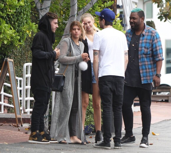 Sofia Richie (la petite soeur de Nicole Richie) et son petit-ami Jake Andrews sont allés déjeuner avec des amis chez Fred Segal à West Hollywood, le 9 juin 2015. 
