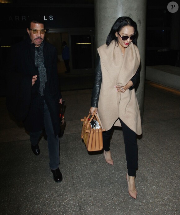 Lionel Richie et sa compagne Lisa Parigi arrivent à l'aéroport LAX de Los Angeles. Le 9 avril 2015  